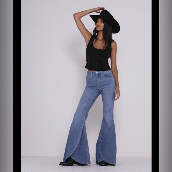 Shyanne Women's High Rise Tulip Hem Super
Flare Blue Jeans Light Wash Sz 27 × 34 - Picture 1 of 16